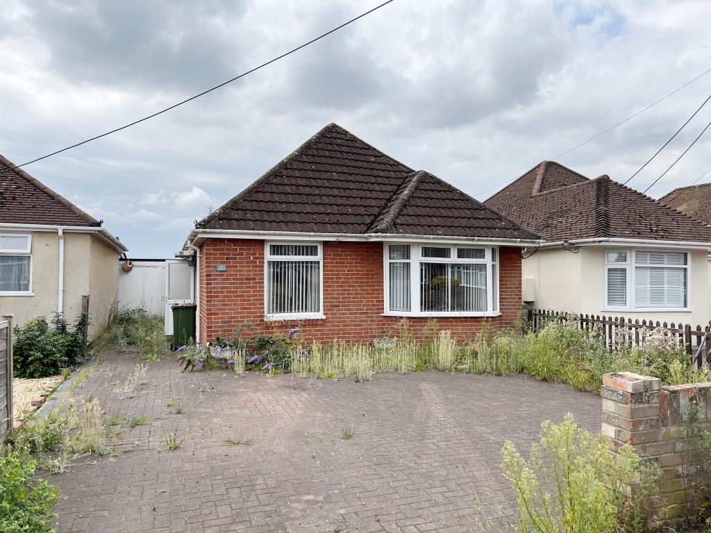 Lot: 161 - BUNGALOW WITH STRUCTURAL MOVEMENT FOR REPAIR OR SITE RE-DEVELOPMENT - Bungalow with driveway